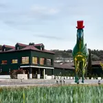 Esta gran escultura que refleja el amor de Virtus por los caballos da la bienvenida a los visitantes y forma ya parte del paisaje de la Ribera del Duero