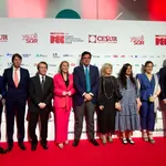 Foto de familia de premiados y autoridades durante la gala de los V Premios PEC de Cesur 