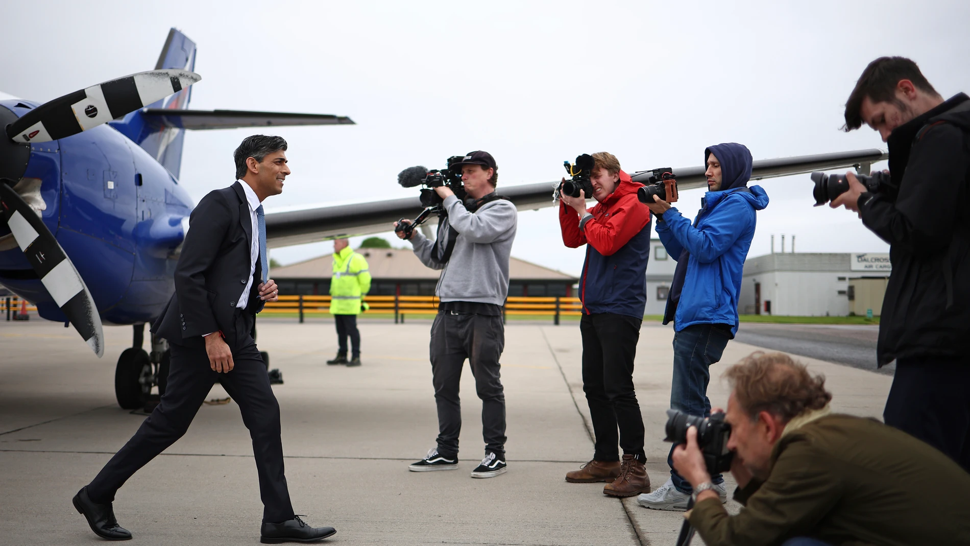 Britain's Prime Minister and Conservative Party leader Rishi Sunak disembarks a plane at Inverness Airport, ahead of a campaign event in the build-up to the UK general election on July 4, in north-east Scotland, Thursday, May 23, 2024 .(Henry Nicholls/Pool Photo via AP)