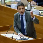 Presidente Carlos Mazón responde preguntas en Les Corts Valencianes