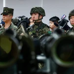 El Presidente Lai visita una base militar mientras China realiza maniobras militares cerca de Taiwán