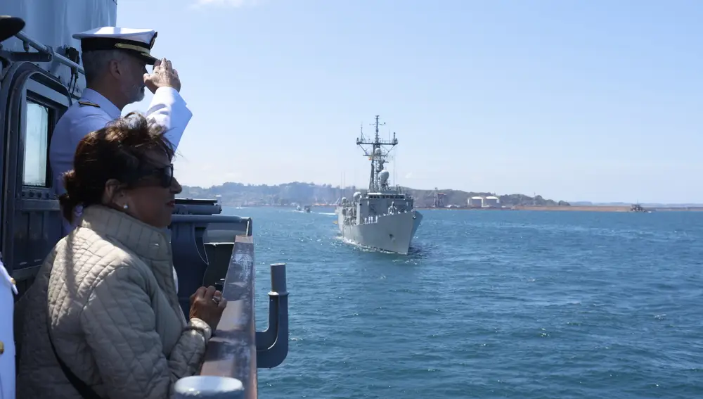 El Rey saluda a uno de los buques participantes en la revista naval
