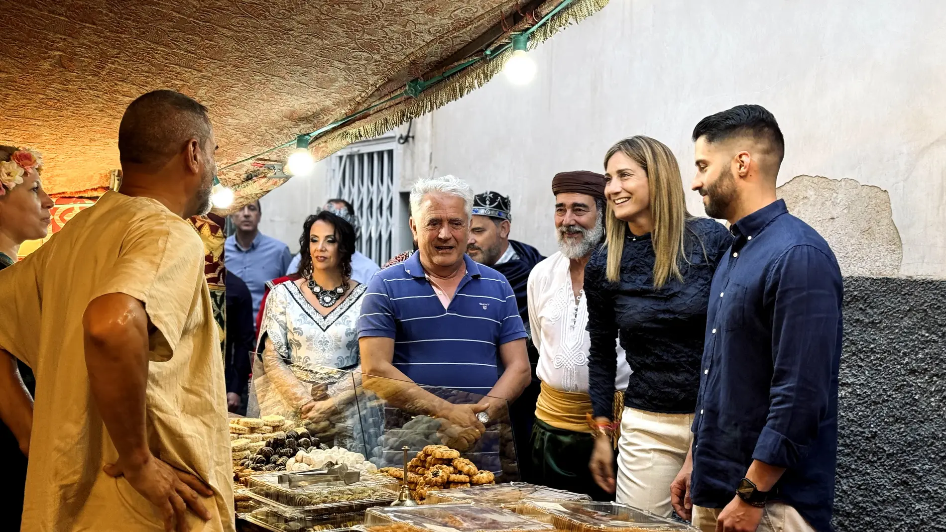 La alcaldesa de Archena, Patricia Fernández, visitó el mercadillo medieval