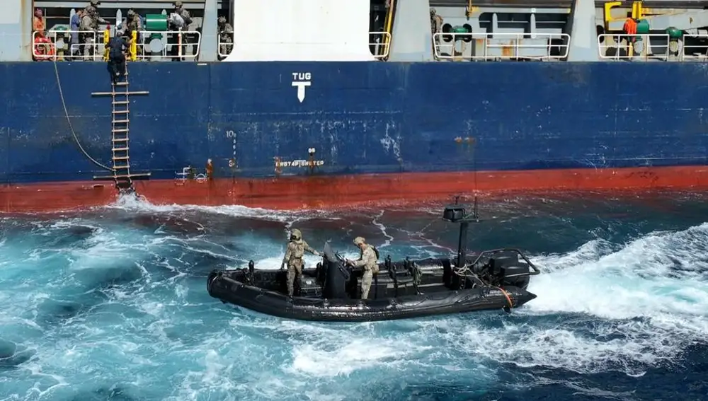 Miembros de la fuerza de élite de la Armada junto al buque secuestrado