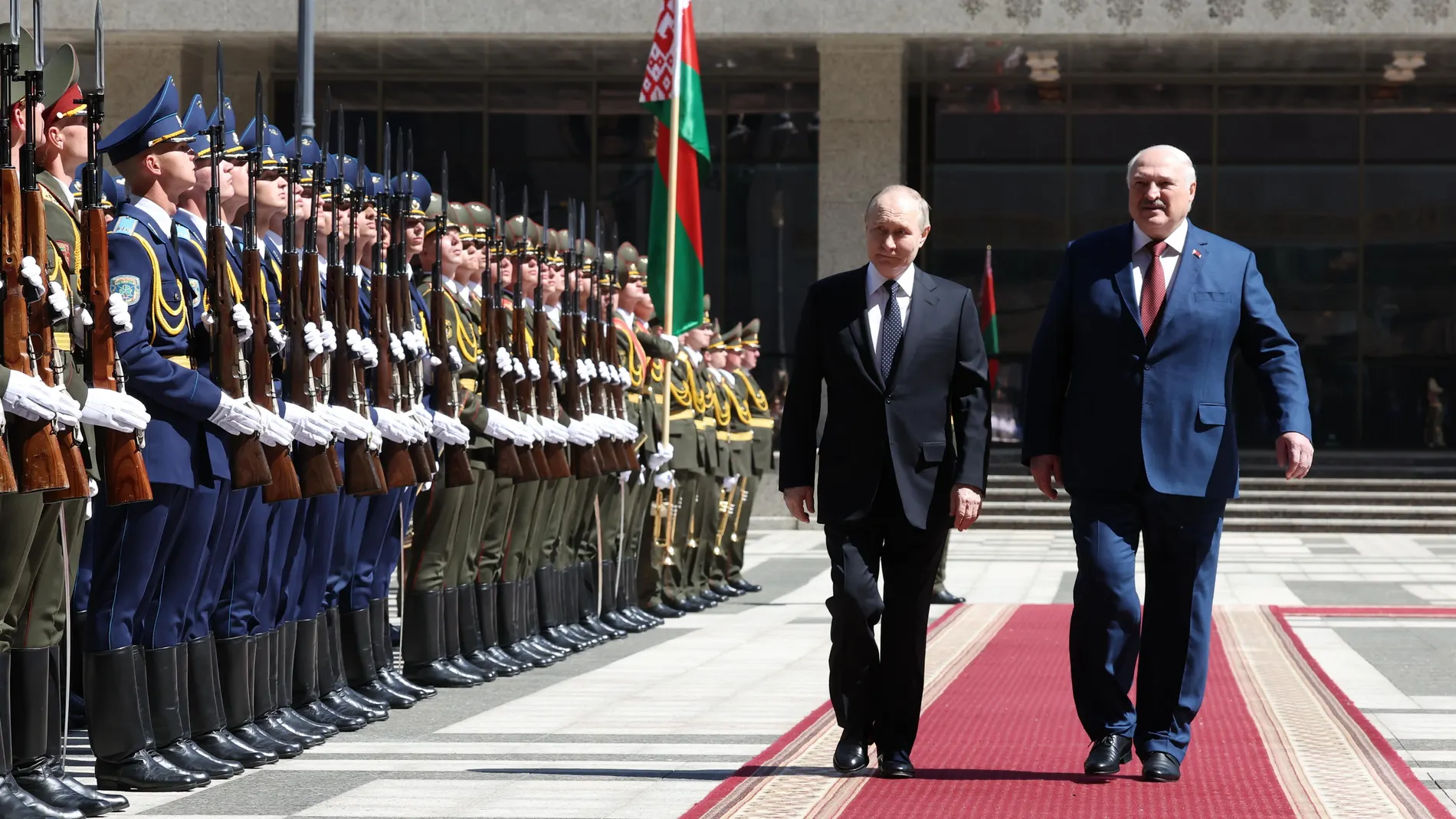 Minsk (Belarus), 23/05/2024.- Russian President Vladimir Putin (C) and Belarusian President Alexander Lukashenko attend a welcome ceremony at the Palace of Independence in Minsk, Belarus, 24 May 2024. Vladimir Putin said that during his visit to Minsk he plans to discuss security issues with his Belarusian counterpart Alexander Lukashenko, as well as the participation of the Belarusian side in exercises with non-strategic nuclear weapons. (Bielorrusia, Rusia) EFE/EPA/VALERIY SHARIFULIN / SPUT...