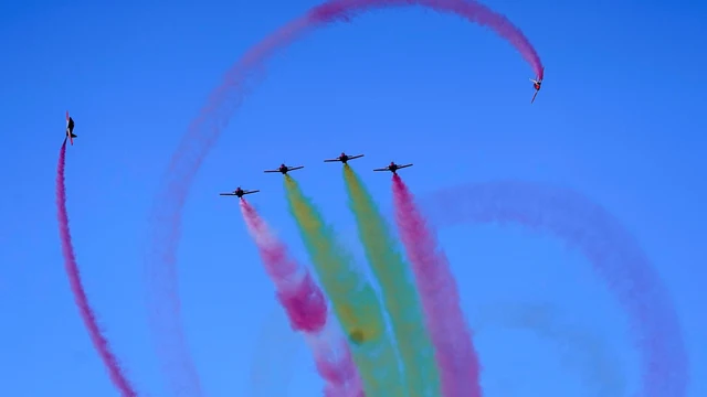 Los aviones de la Patrulla Águila dibujan la bandera de España sobre el cielo de Gijón