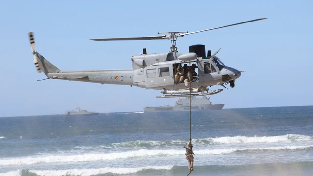 Un militar desciende de un helicóptero en la playa de San Lorenzo