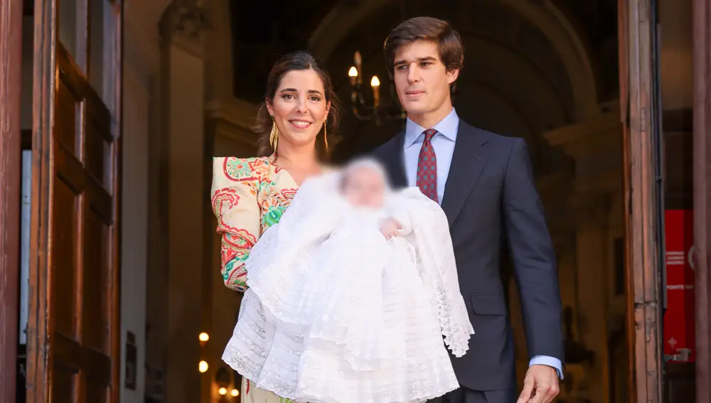 Belén Corsini y Carlos Fitz James Stuart en el bautizo de su hijo Carlos.