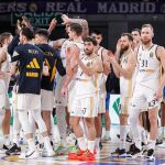 Los jugadores del Real Madrid celebran la victoria ante Olympiacos en el centro de la pista