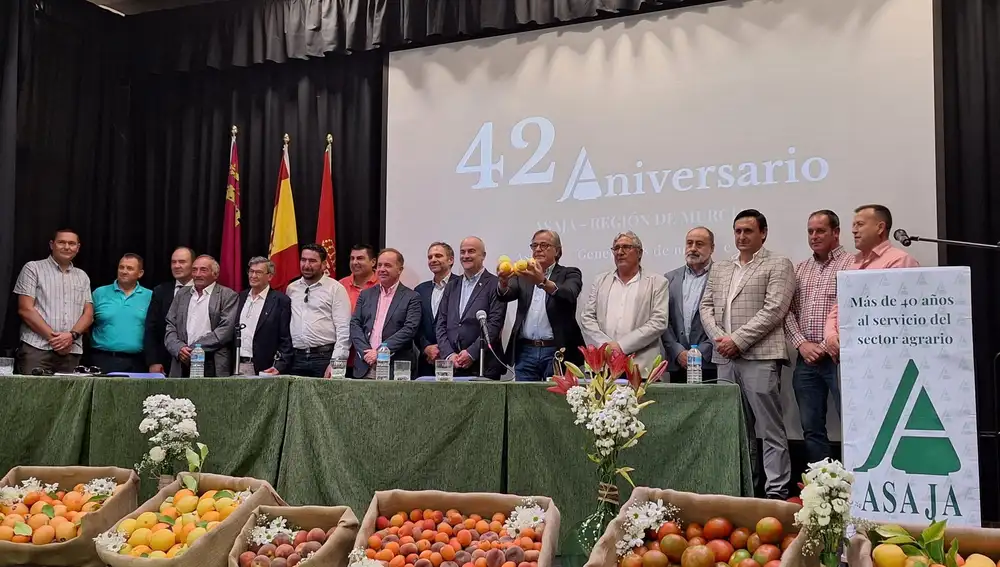 Foto de familia de la nueva Junta Directiva de Asaja Murcia, con Juan de Dios como nuevo presidente