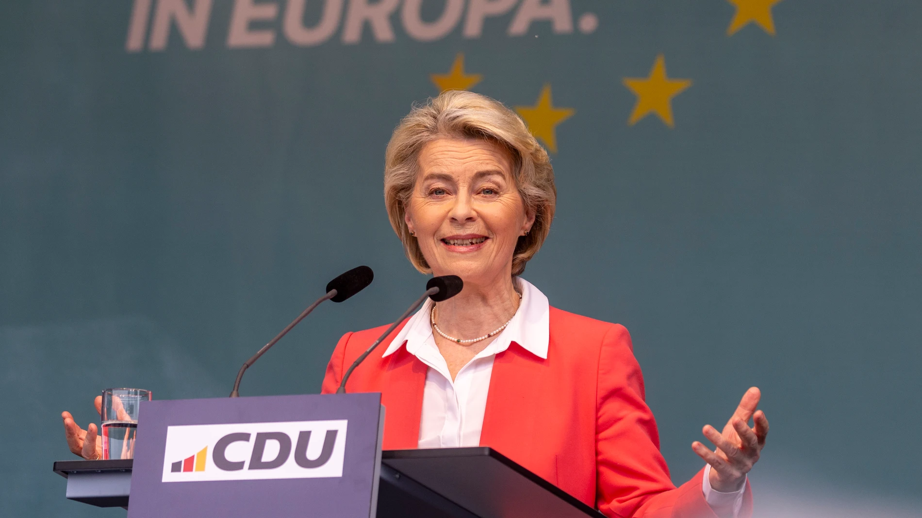Wunstorf (Germany), 24/05/2024.- European Commission President, Ursula von der Leyen during the Christian Democratic Union (CDU) party's campaign for the European Parliament elections at the Seeterrassen in Wunstorf, Germany, 24 May 2024. The European Parliament elections are scheduled across EU member states from 06 to 09 June 2024. (Elecciones, Alemania) EFE/EPA/CHRISTOPHER NEUNDORF 