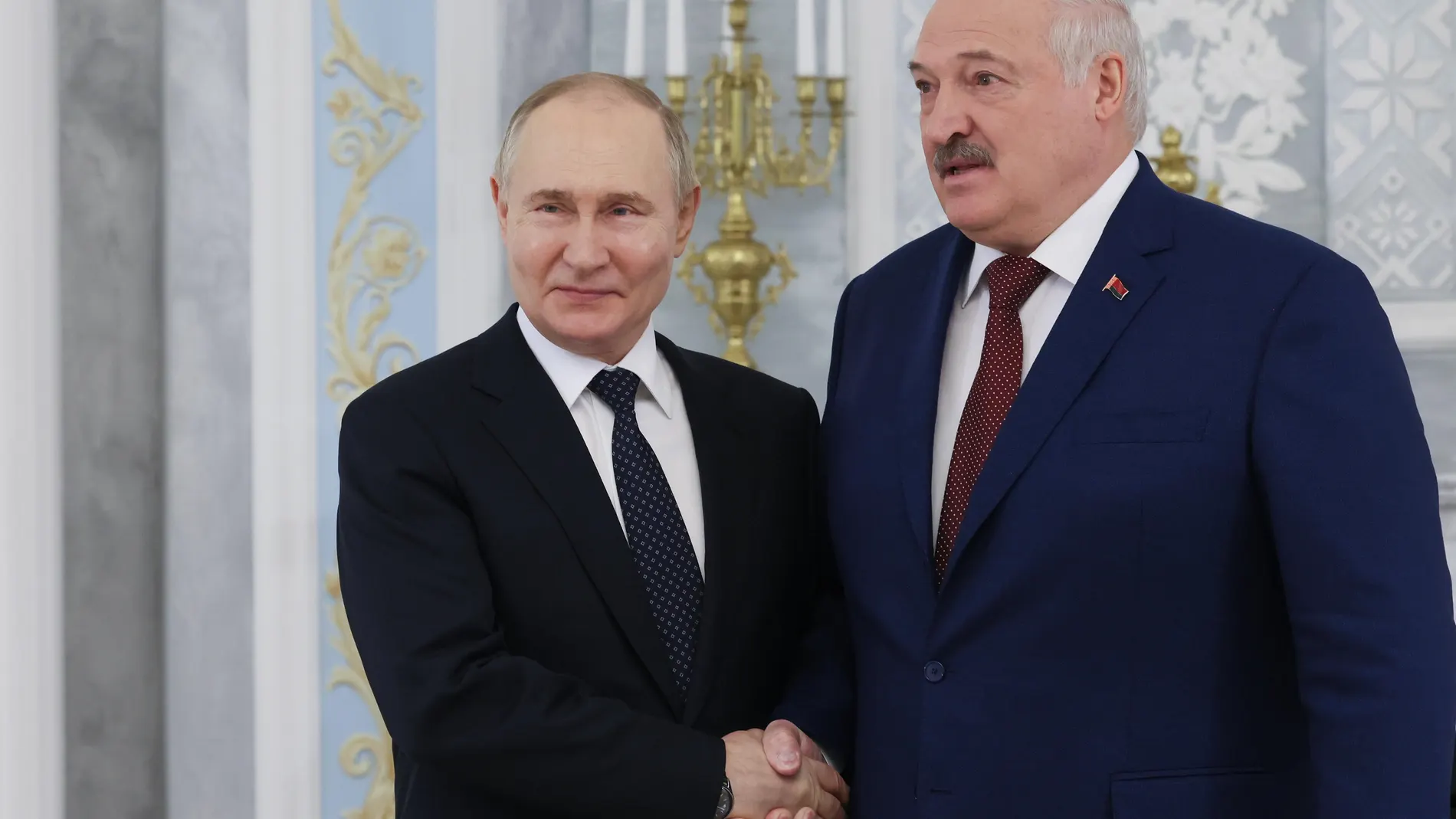 Minsk (Belarus), 23/05/2024.- Russian President Vladimir Putin (L) and Belarusian President Alexander Lukashenko attend a meeting at the Palace of Independence in Minsk, Belarus, 24 May 2024. Vladimir Putin said that during his visit to Minsk he plans to discuss security issues with his Belarusian counterpart Alexander Lukashenko, as well as the participation of the Belarusian side in exercises with non-strategic nuclear weapons. (Bielorrusia, Rusia) EFE/EPA/MIKHAIL METZEL / SPUTNIK / KREMLIN...