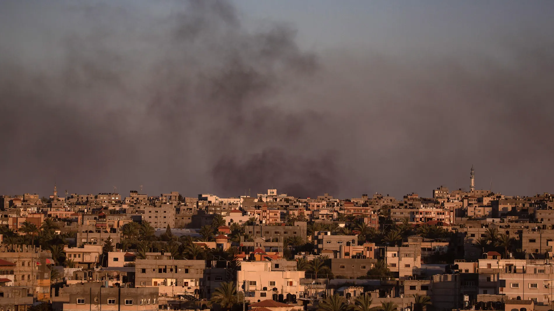 Gaza (---), 24/05/2024.- Smoke rises after an Israeli airstrike in Rafah, southern Gaza Strip, 24 May 2024. The International Court of Justice (ICJ) on 24 May ordered Israel to halt its military operation in Rafah, to open the Rafah border crossing with Egypt to allow for the entry of humanitarian aid, to allow access to Gaza for investigators, and to report to the court within one month on its progress. More than 35,000 Palestinians and over 1,400 Israelis have been killed, according to the ...
