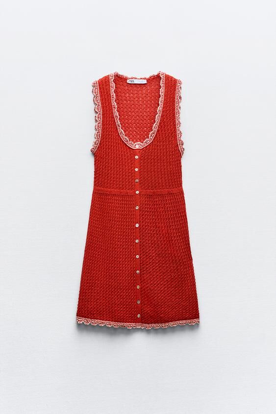 Vestido corto de crochet.