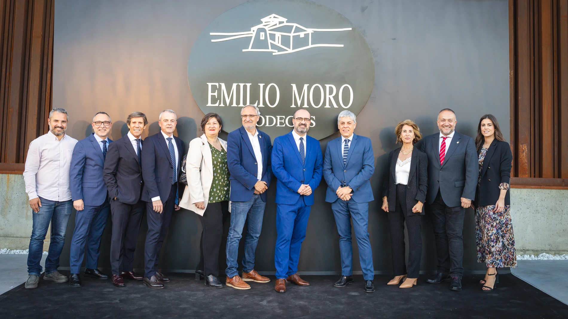 La familia Emilio Moro junto a los representantes políticos en la apertura de la nueva bodega