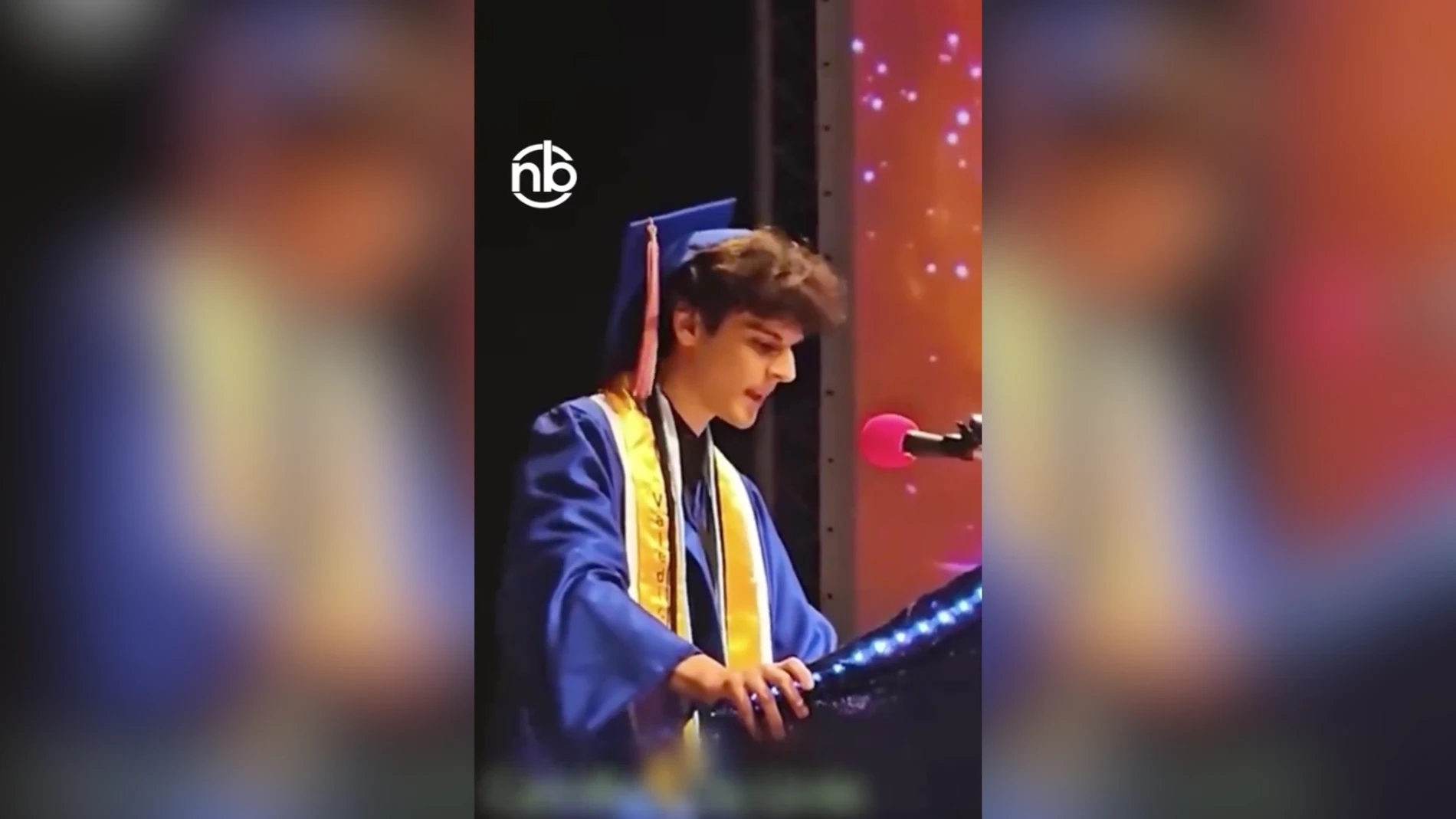 Un joven de 18 años asiste a su graduación tras enterrar a su padre, quien falleció de cáncer un día antes