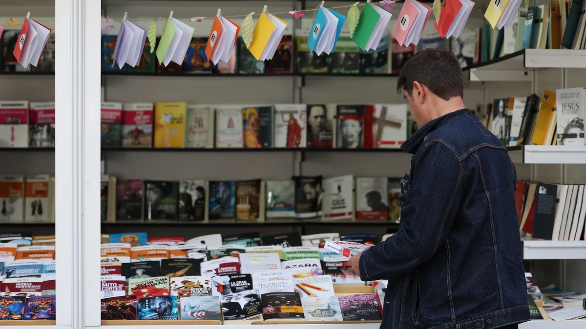 No siempre se pudo leer de noche: así ha cambiado la Feria del Libro de Madrid