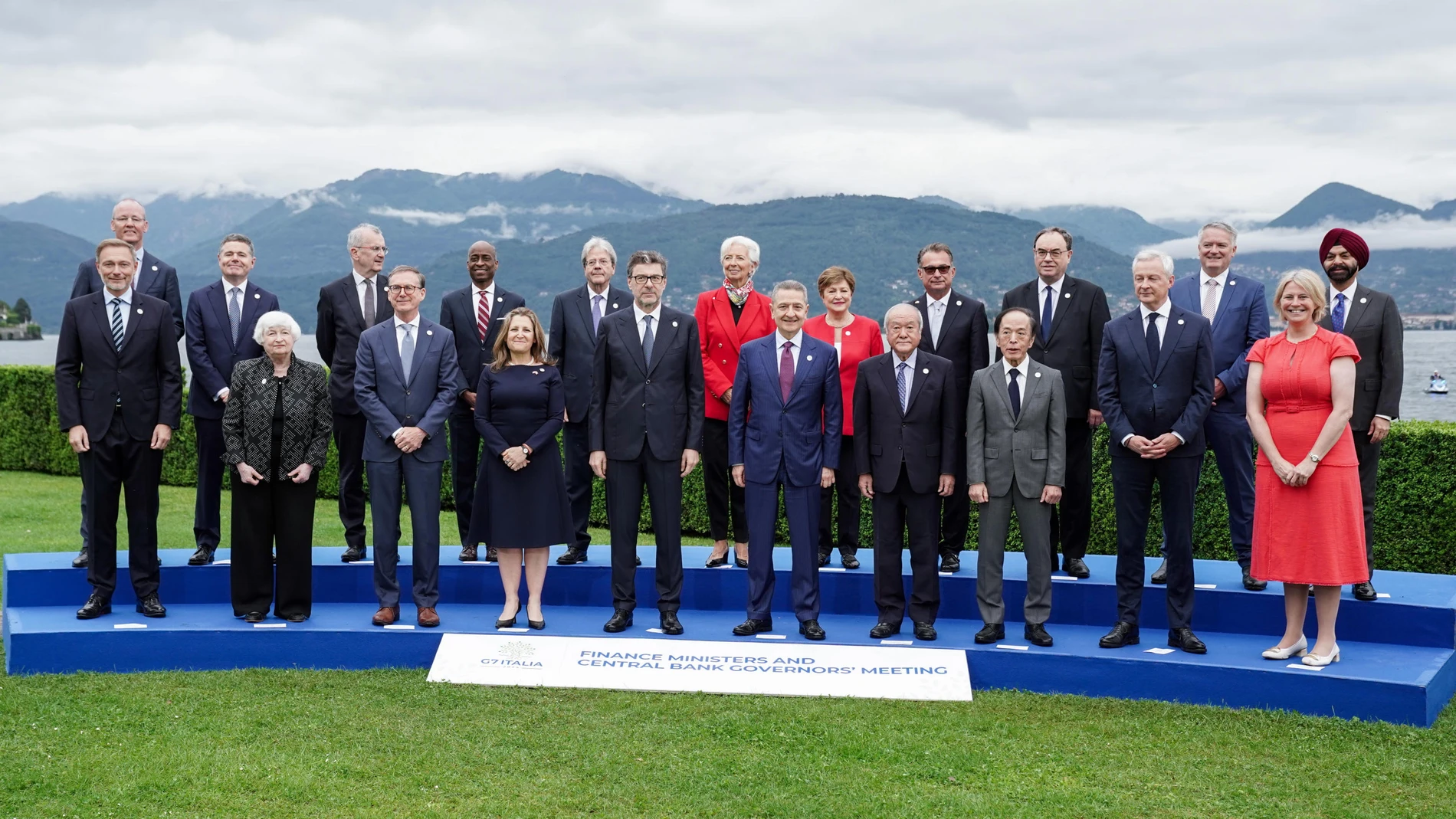 Stresa (Italy), 24/05/2024.- Ministers and Central Bank Governors pose for a family photo during the G7 Finance Ministers and Central Bank Governors Meeting in Stresa, Northern Italy, 24 May 2024. The G7 Finance Ministers' Meeting runs from 23 to 25 May. (Italia) EFE/EPA/JESSICA PASQUALON