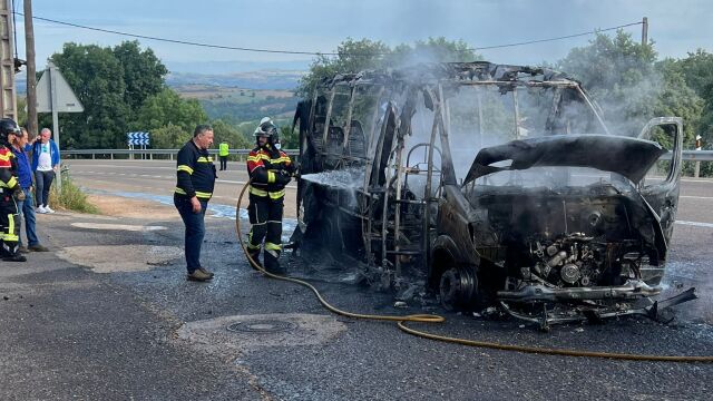 El presidente de la Diputación de Zamora, Javier Faúndez, conversa con los bomberos ante el vehículo calicinado