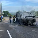 El presidente de la Diputación de Zamora, Javier Faúndez, conversa con los bomberos ante el vehículo calicinado