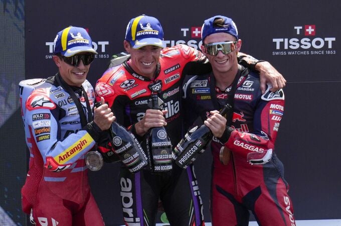 Aleix Espargaró, en medio de Marc Márquez y Pedro Acosta en Montmeló