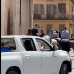 Un tour de turistas a caballo por el centro de Valencia impide el paso de una ambulancia