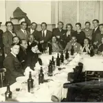 Una imagen de familia del grupo del 27 durante la presentación de «La realidad y el deseo» de Luis Cernuda, en 1936