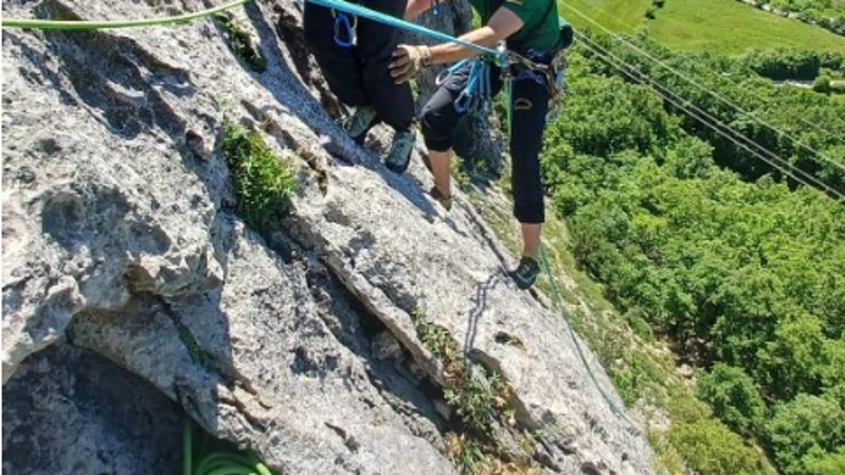 El GREIM de Navarra rescata a dos escaladores que habían quedado enriscados