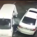 Momento el que el conductor rocía de gasolina a los ladrones