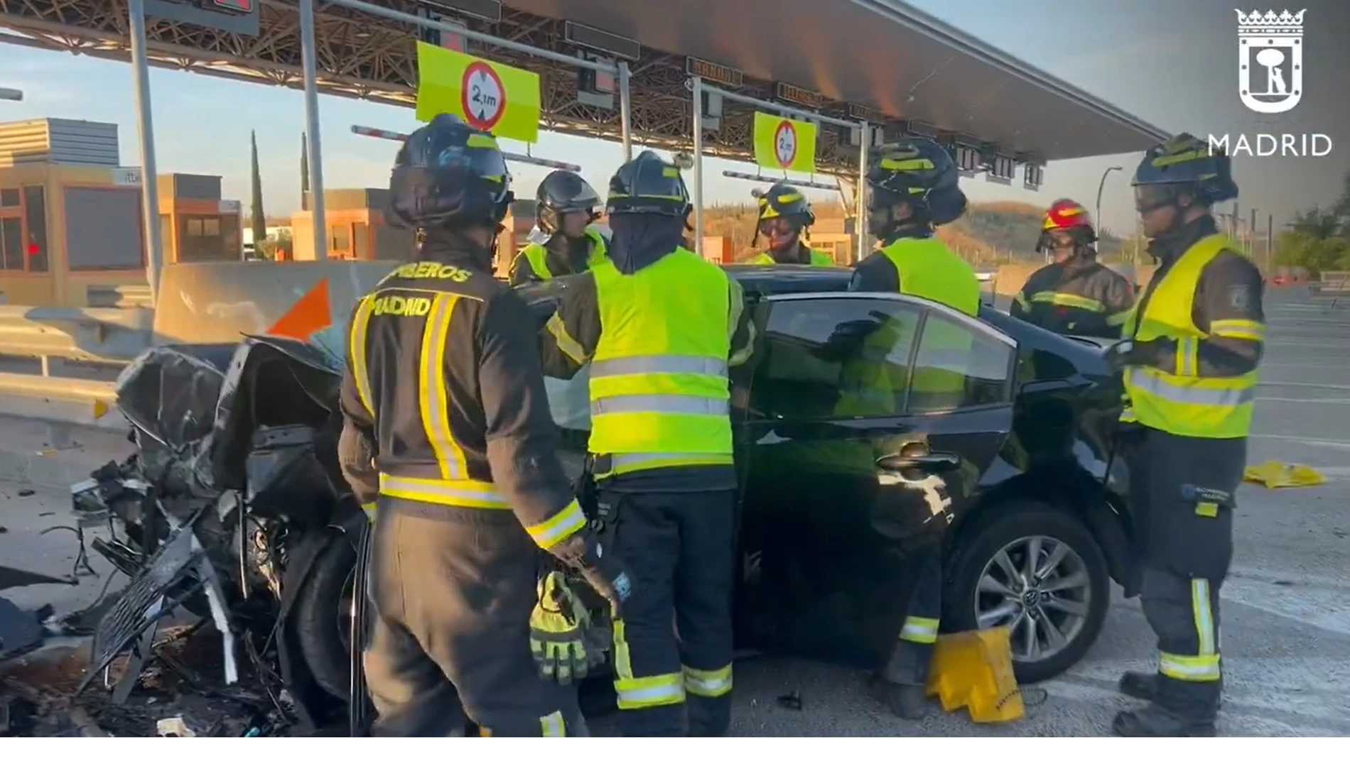 Bomberos de Madrid rescatan el cadáver del conductor de VTC fallecido tras chochar contra el pilra de hormigón de un peaje de la R-3. EMERGENCIAS MADRID 25/05/2024