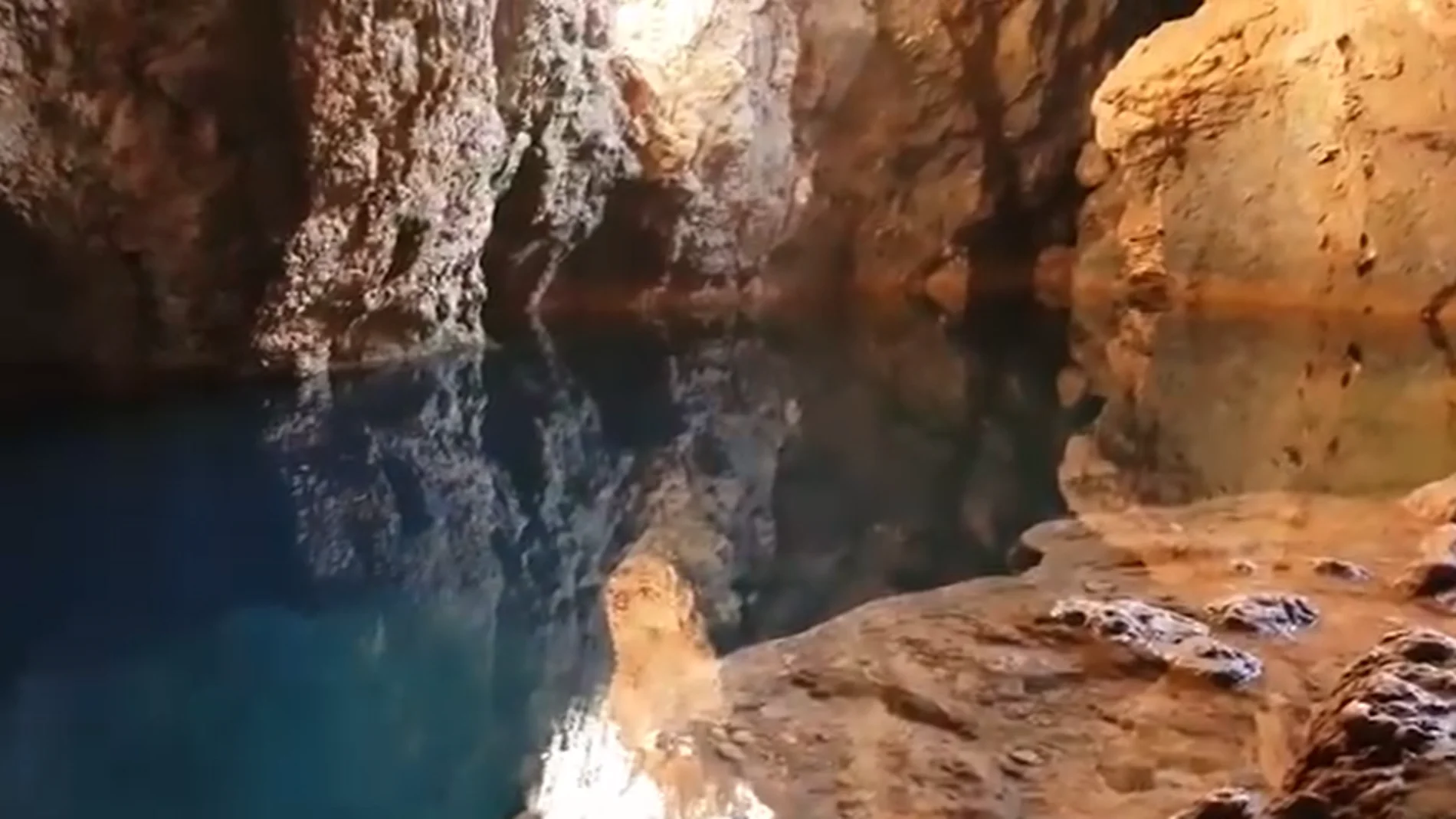 La Cueva del Agua de Cartagena está situada en la Isla Plana