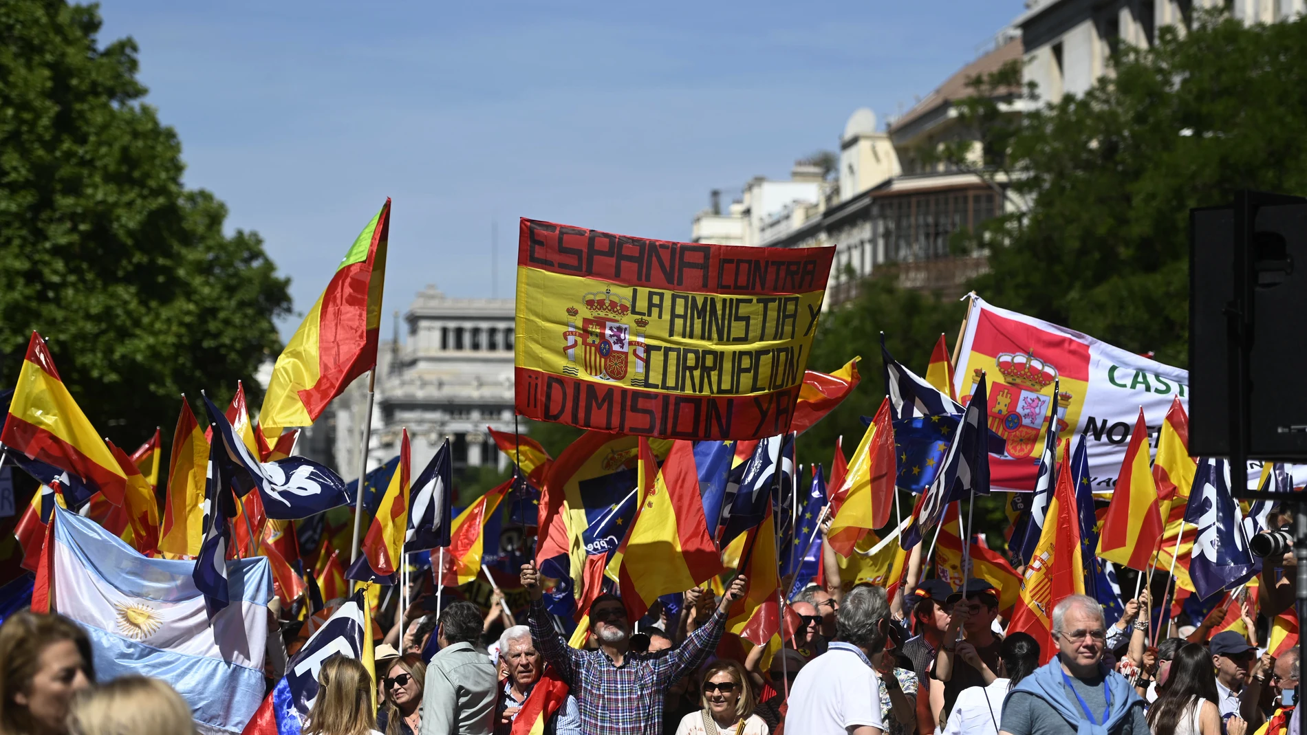 Decenas de personas durante una manifestación del PP, en la Puerta de Alcalá, a 26 de mayo de 2024, en Madrid (España). El Partido Popular ha elegido la Puerta de Alcalá para la manifestación de hoy contra la ley de amnistía y contra el Ejecutivo de Pedro Sánchez. El PP ha llamado también a la movilización de los alcaldes en las elecciones europeas y ha contado con las estructuras orgánicas de los diferentes territorios para fletar autobuses con destino a Madrid. 26 MAYO 2024;MANIFESTACIÓN;P...