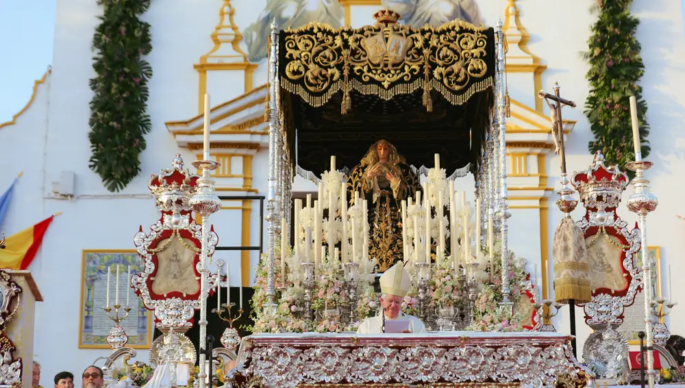 Monseñor Saiz Meneses ha coronado a la patrona de Cantillana, Nuestra Señora de la Soledad