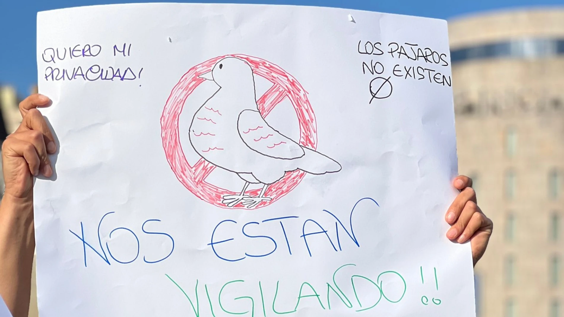 La surrealista manifestación 'antipájaros' en Barcelona: "Los pájaros no existen"