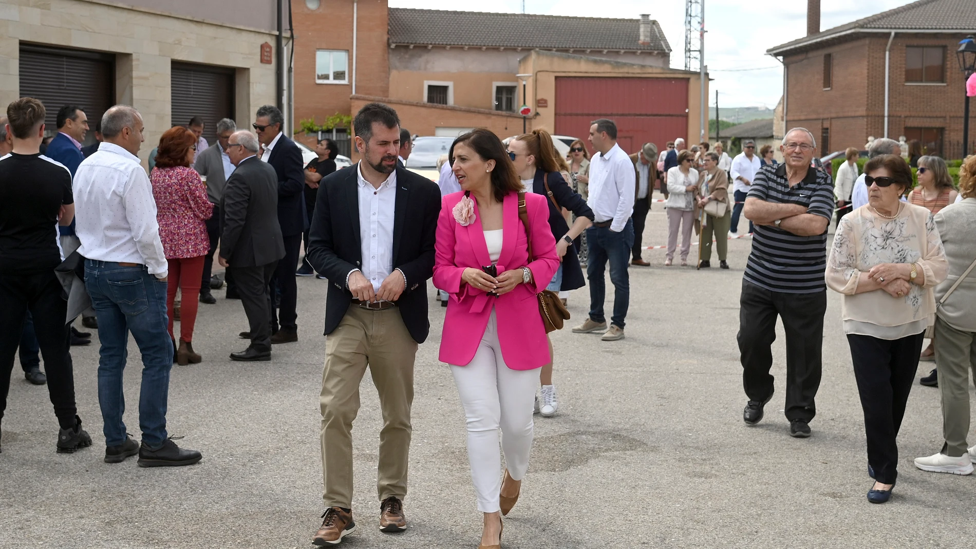 El secretario general del PSCyL, Luis Tudanca, y la secretaria general del PSOE de Burgos, Esther Peña, participan en la romería de Estepar