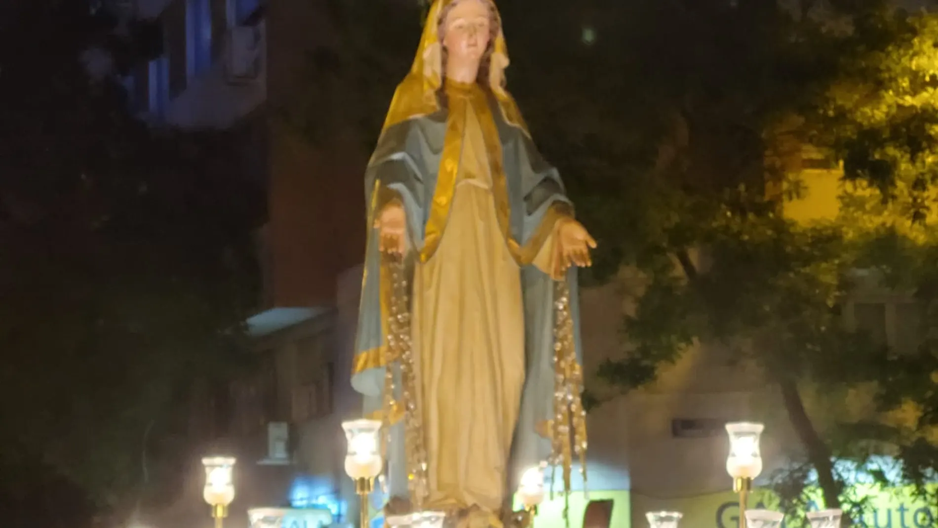 La imagen de la Virgen Milagrosa en la procesión de ayer