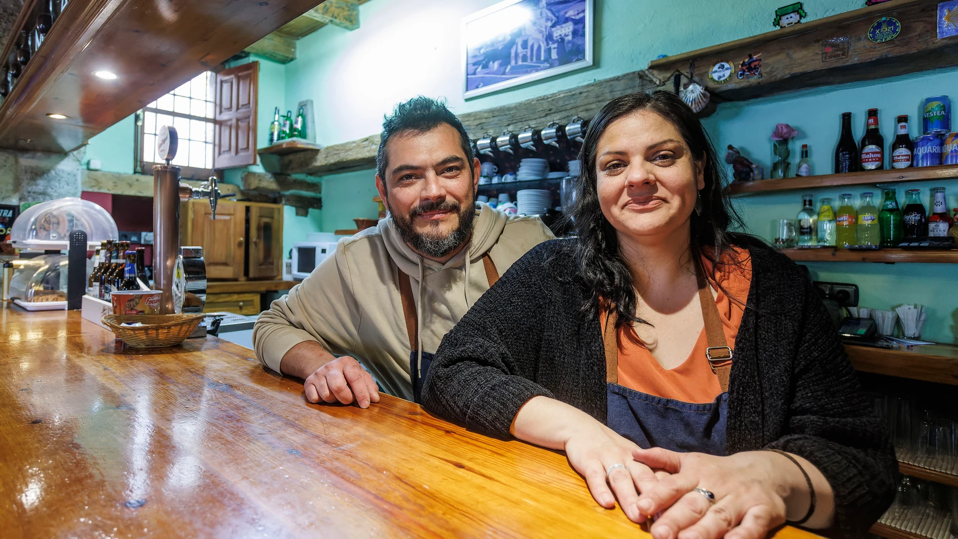 CASTROJERIZ (BURGOS), 26/05/24. María Strafile y Aldo González, un matrimonio argentino con tres hijos que se ha trasladado desde Valencia a Castrojeriz (Burgos) para cumplir su sueño de vivir en un pueblo, posan en la citada localidad burgalesa. El Proyecto Arraigo les ha ayudado en su aventura, que les permite disfrutar del medio rural mientras atienden a los peregrinos del Camino de Santiago. EFE/ Santi Otero