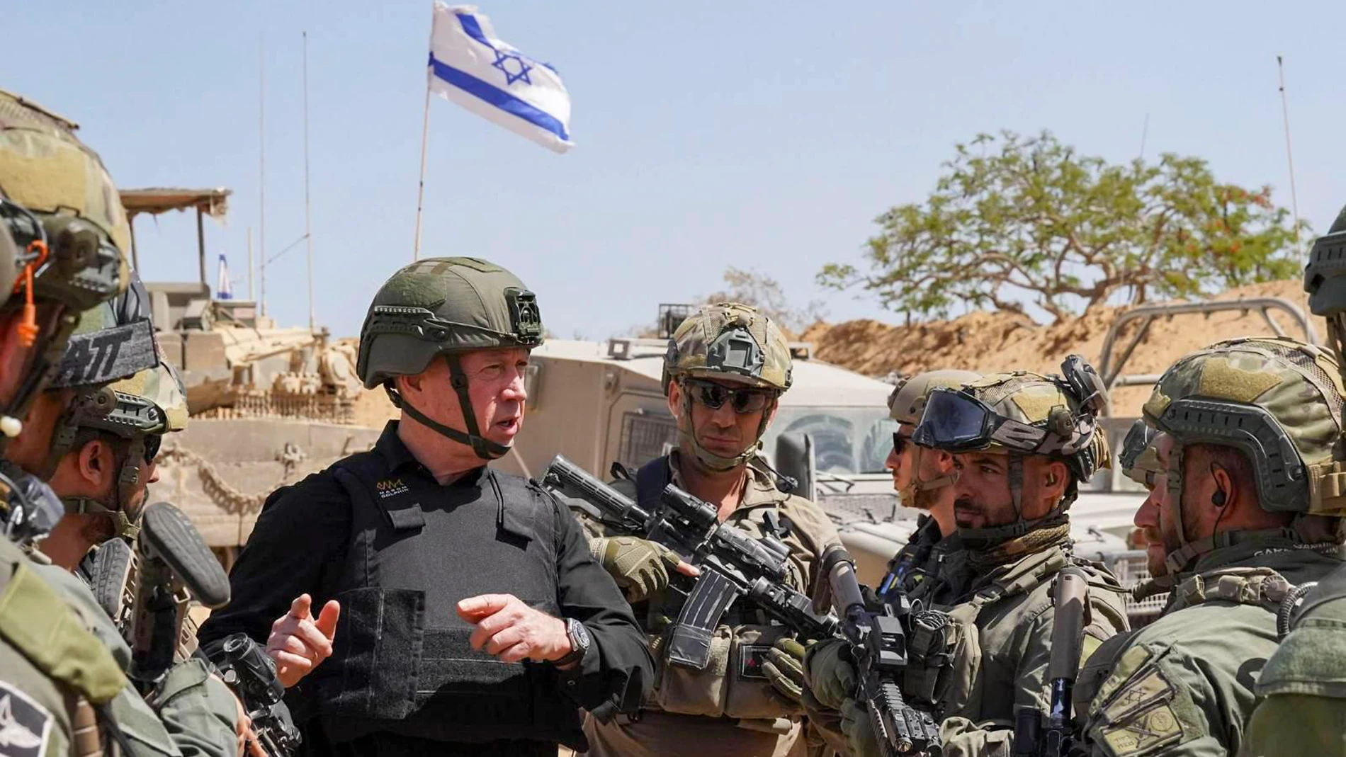 RAFAH (GAZA), 26/05/2024.-El ministro de Defensa de Israel, Yoav Gallant, destacó la importancia de la operación sobre Rafah, en el extremo meridional de Gaza, para lograr sus objetivos de recuperar a los rehenes y "desmantelar Hamás", destacó ante los militares en la visita al devastado enclave del sur de la Franja. Gallant viajó a Rafah junto al Jefe Adjunto del Estado Mayor, el general Amir Baram, y durante la visita recalcó la importancia de operar allí, a pesar de que el viernes la Corte...