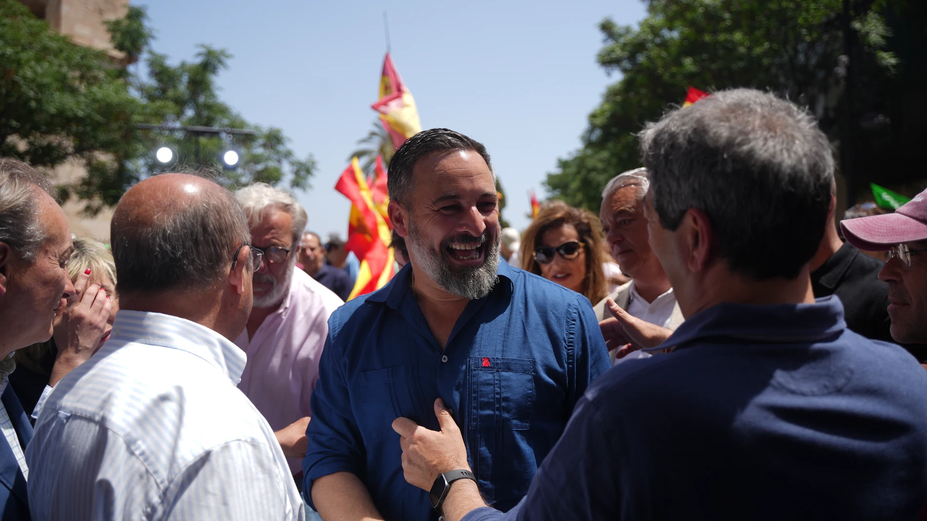 El líder de VOX, Santiago Abascal (c), durante un acto de campaña de VOX, en la Plaza de los Fueros, a 26 de mayo de 2024, en Valencia, Comunidad Valenciana (España). Santiago Abascal se ha desplazado a Valencia para apoyar al candidato de VOX a los comicios europeos, Jorge Buxadé, como parte de los actos de campaña del partido de cara a las próximas elecciones del 9 de junio. 26 MAYO 2024;VOX;CAMPAÑA;ELECTORAL;ELECCIONES;COMICIOS;EUROPEAS;9J;9 DE JUNIO Jorge Gil / Europa Press 26/05/2024