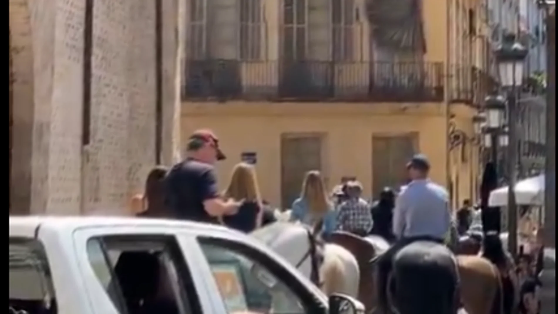 Un grupo de personas realiza un paseo a caballo por el centro histórico de Valencia
