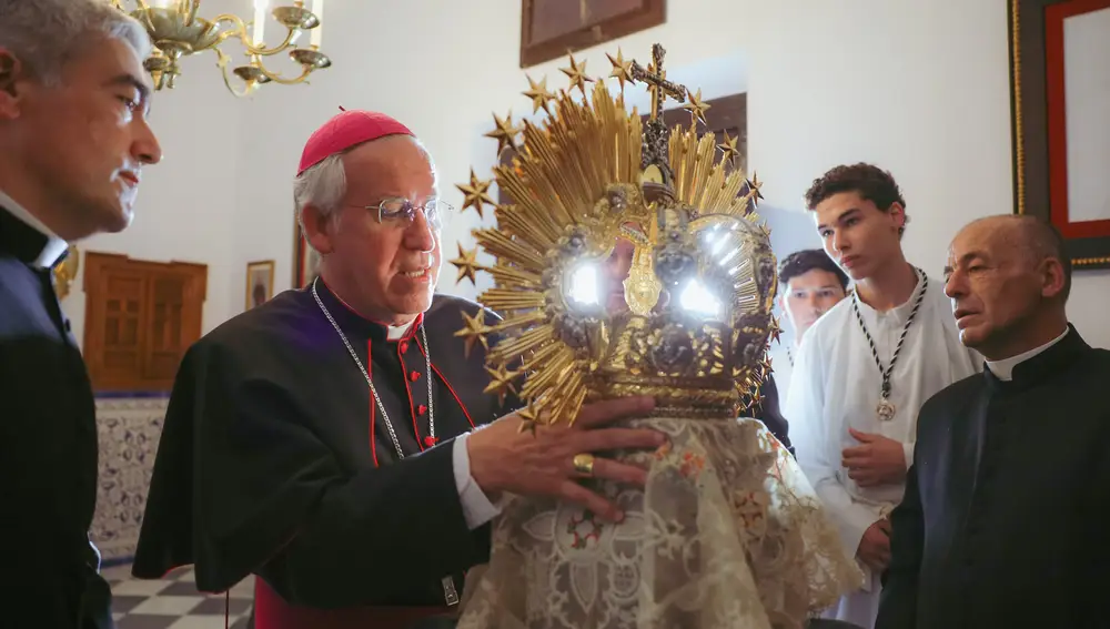 Monseñor Saiz Meneses ha coronado a la patrona de Cantillana, Nuestra Señora de la Soledad