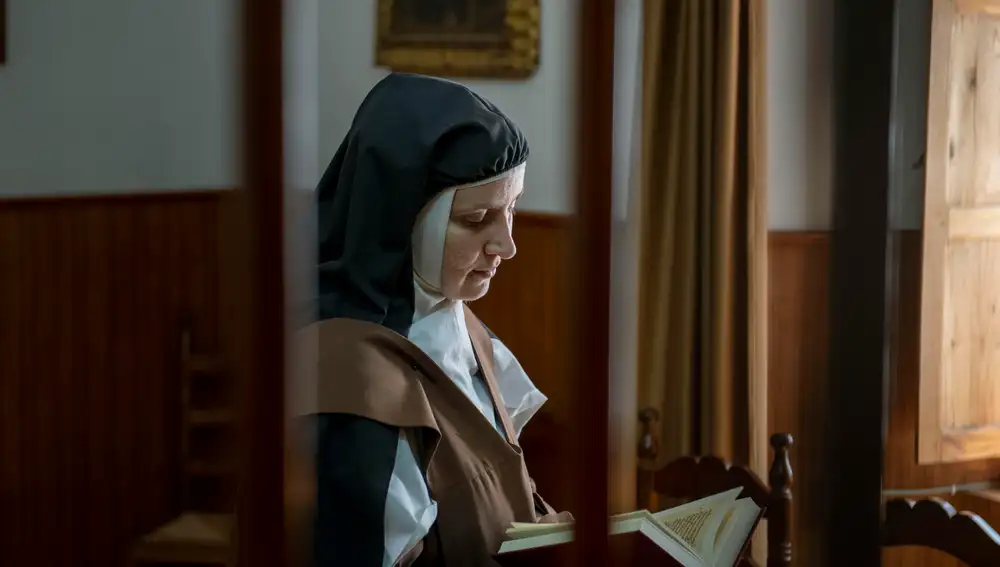 La Hermana de clausura Lourdes de la Inmaculada muestra el facsímil
