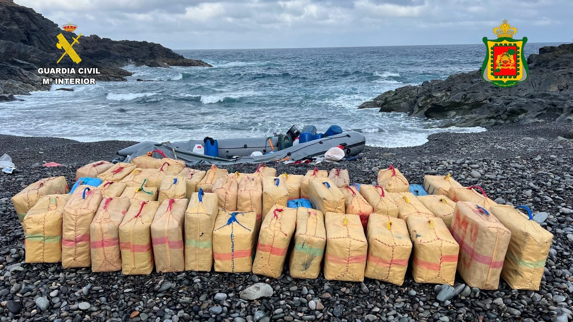 La Guardia Civil interviene una neumática con más de 1.610 kilos de hachís en la isla de Fuerteventura GUARDIA CIVIL 26/05/2024