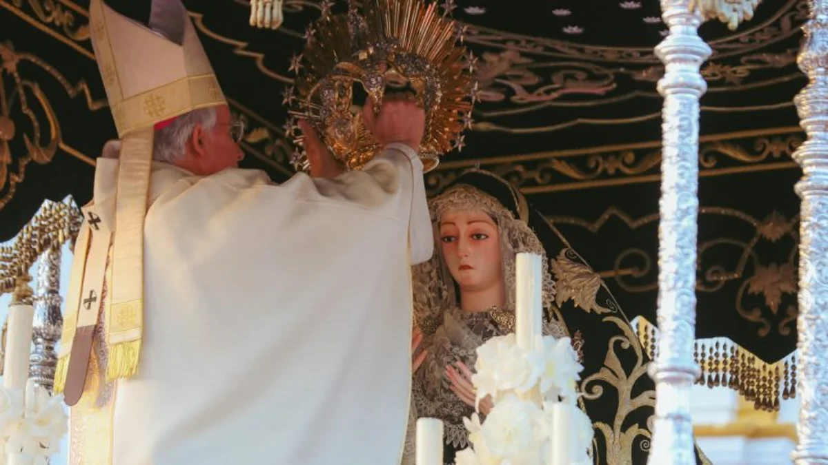 Monseñor Saiz Meneses ha coronado a la patrona de Cantillana, Nuestra Señora de la Soledad
