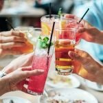 La bebida más popular entre los jóvenes que tiene efectos dañinos para la salud (no es alcohol)