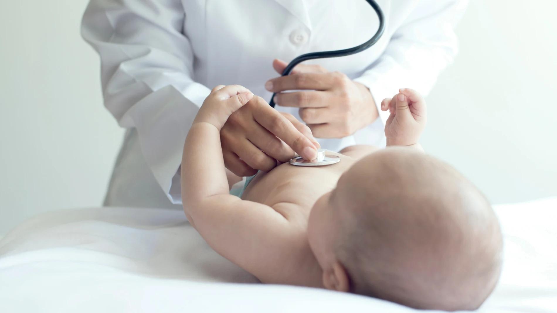 Estos son los cinco motivos por los que hay que llevar a un niño a urgencias, según una pediatra española