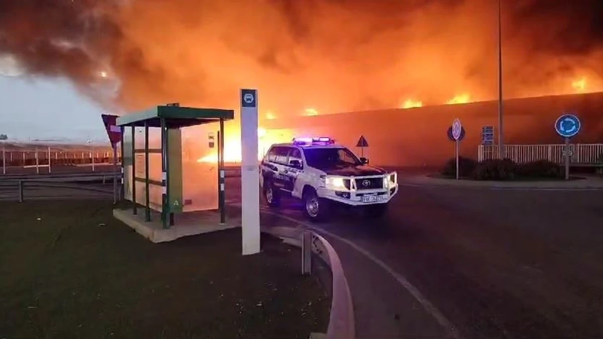 Un espectacular incendio arrasa con una cooperativa hortofrutícola en Almería