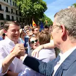 Alfonso Fernández Mañueco saluda a Alberto Núñez Feijóo en la manifestación celebrada este domingo en Madrid