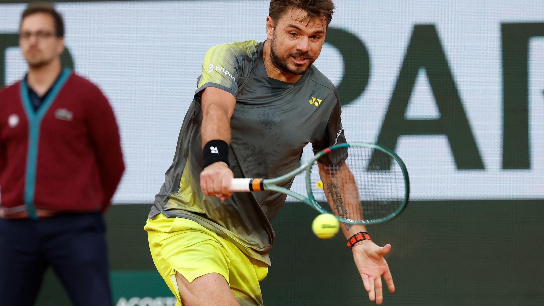 26 May 2024, France, Paris: Swiss tennis player Stan Wawrinka in action against British Andy Murray during their men's singles first round of the Roland-Garros "French Open 2024", Grand Slam tennis tournament at Roland-Garros Stadium. Photo: Loic Baratoux/ZUMA Press Wire/dpa Loic Baratoux/ZUMA Press Wire/dp / DPA 26/05/2024 ONLY FOR USE IN SPAIN