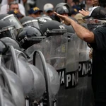 Eduardo Belliboni, líder de Polo Obrero, frente al cordón policial en una protesta en Buenos Aires